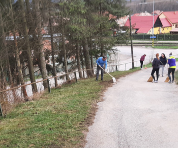 Brigáda miestneho spolku SČK na prístupovej ceste k cintorínu 28