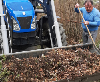 Brigáda miestneho spolku SČK na prístupovej ceste k cintorínu 28