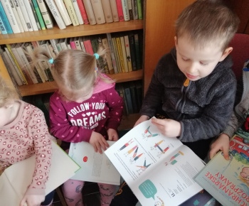 Deti z materskej školy Zvedavá Lienka si pripomenuli mesiac knih