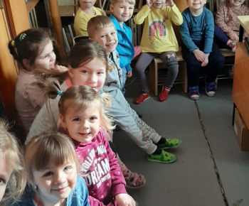 Deti z materskej školy Zvedavá Lienka si pripomenuli mesiac knih