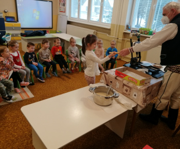 Pečenie vianočných oblátok v Materskej škole Zvedavá Lienka