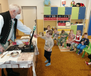 Pečenie vianočných oblátok v Materskej škole Zvedavá Lienka
