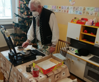 Pečenie vianočných oblátok v Materskej škole Zvedavá Lienka