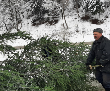 Vianočný stromček a adventný veniec pred našim kostolom