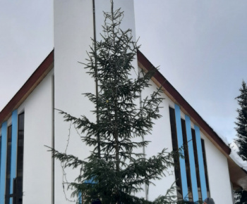 Vianočný stromček a adventný veniec pred našim kostolom