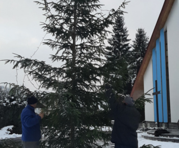 Vianočný stromček a adventný veniec pred našim kostolom