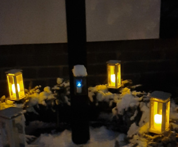 Vianočný stromček a adventný veniec pred našim kostolom