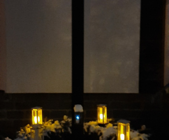 Vianočný stromček a adventný veniec pred našim kostolom