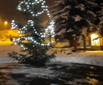 Vianočný stromček a adventný veniec pred našim kostolom