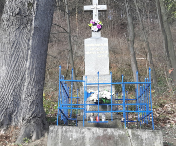 Kríž na starom cintoríne za vodou