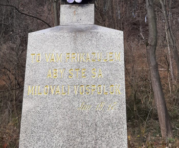 Kríž na starom cintoríne za vodou