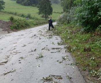 Prietrž mračien v obci 