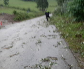 Prietrž mračien v obci 