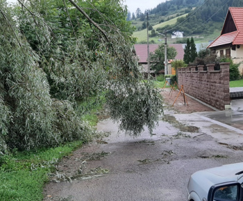 Prietrž mračien v obci 