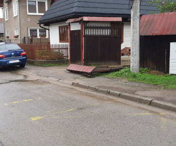 Prietrž mračien v obci 