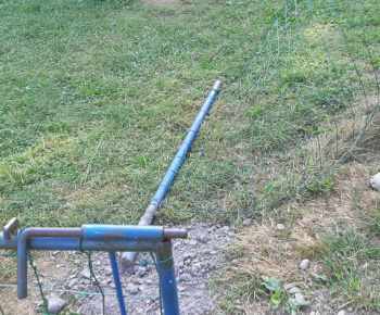 Poškodené pletivo na detskom ihrisku 27.7.2021