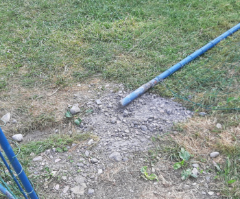 Poškodené pletivo na detskom ihrisku 27.7.2021