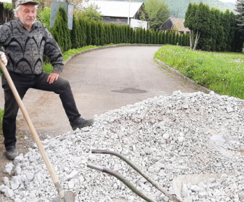 Foto - rekonštrukcia chodníka k železničnej stanici