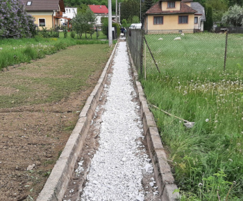 Foto - rekonštrukcia chodníka k železničnej stanici