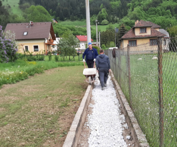 Foto - rekonštrukcia chodníka k železničnej stanici