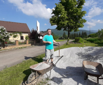 Foto - rekonštrukcia chodníka k železničnej stanici