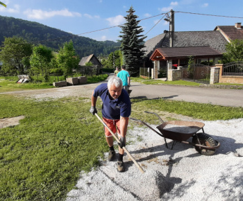 Foto - rekonštrukcia chodníka k železničnej stanici