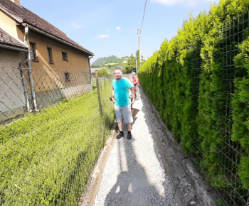 Foto - rekonštrukcia chodníka k železničnej stanici