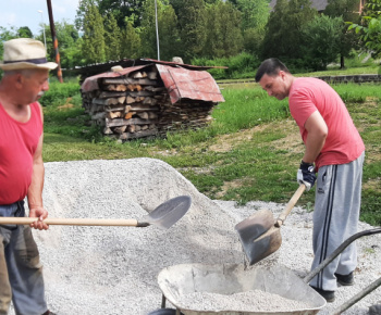 Foto - rekonštrukcia chodníka k železničnej stanici