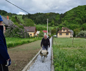 Foto - rekonštrukcia chodníka k železničnej stanici