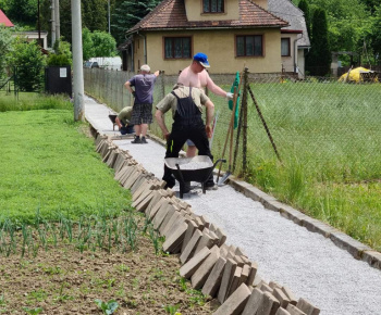 Foto - rekonštrukcia chodníka k železničnej stanici