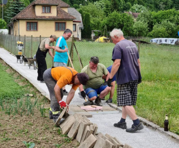 Foto - rekonštrukcia chodníka k železničnej stanici