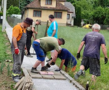 Foto - rekonštrukcia chodníka k železničnej stanici