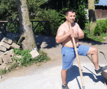 Foto - rekonštrukcia chodníka k železničnej stanici
