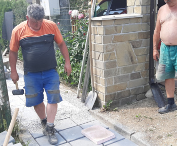 Foto - rekonštrukcia chodníka k železničnej stanici