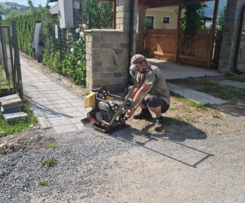 Foto - rekonštrukcia chodníka k železničnej stanici