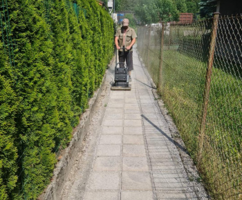 Foto - rekonštrukcia chodníka k železničnej stanici