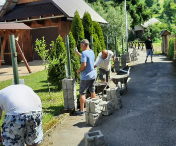Foto - rekonštrukcia chodníka k železničnej stanici