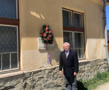 Kladenie venca pri pamätnej tabuli Štefana Ďaďu - 8.5.21
