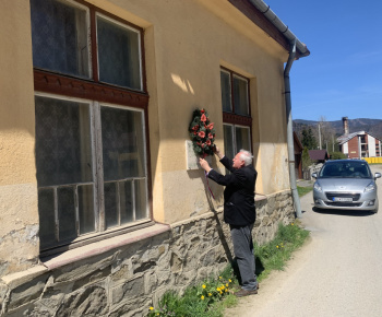 Kladenie venca pri pamätnej tabuli Štefana Ďaďu - 8.5.21