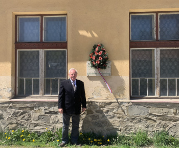 Kladenie venca pri pamätnej tabuli Štefana Ďaďu - 8.5.21