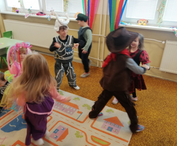 Deti v materskej škole mali karneval 12.02.2021