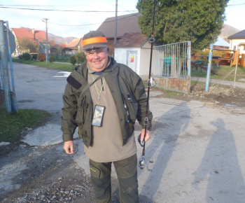 Herec Ivan Vojtek na rybačke v našej obci