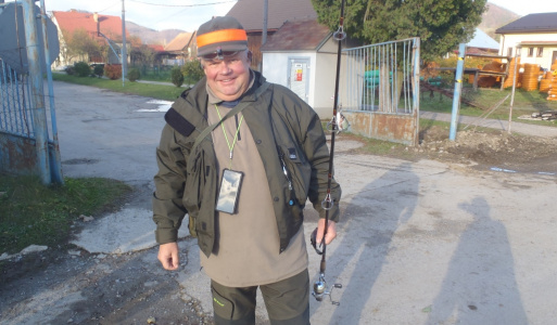 Herec Ivan Vojtek na rybačke v našej obci 