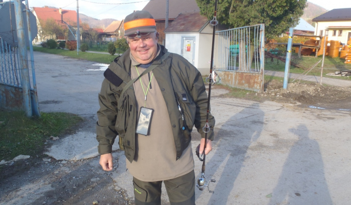 Herec Ivan Vojtek na rybačke v našej obci