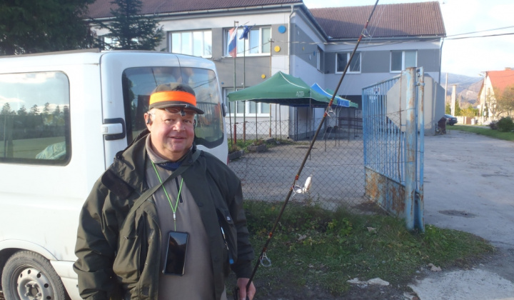 Herec Ivan Vojtek na rybačke v našej obci