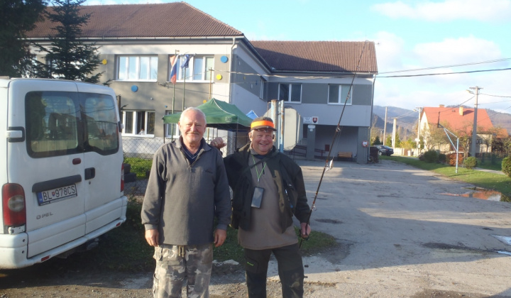 Herec Ivan Vojtek na rybačke v našej obci