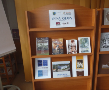 Prevzatie diplomu - Kniha Oravy 2019