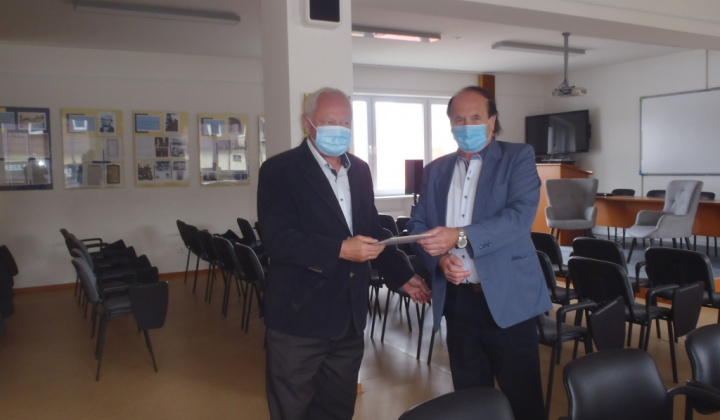 Prevzatie diplomu - Kniha Oravy 2019