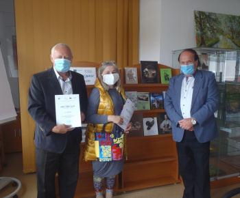 Prevzatie diplomu - Kniha Oravy 2019