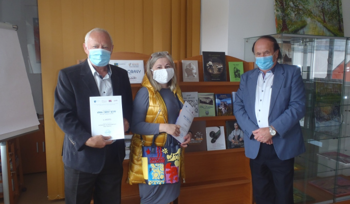 Prevzatie diplomu - Kniha Oravy 2019
